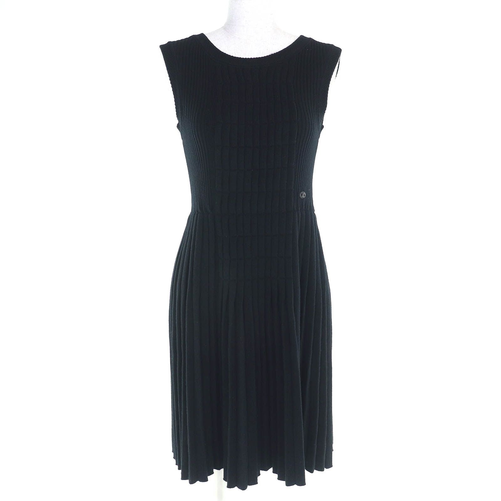 CHANEL 07A Wool CC Logo Sleeveless Knit Dress Black Size 34 – Made in  France – Barneys&Pyrenees