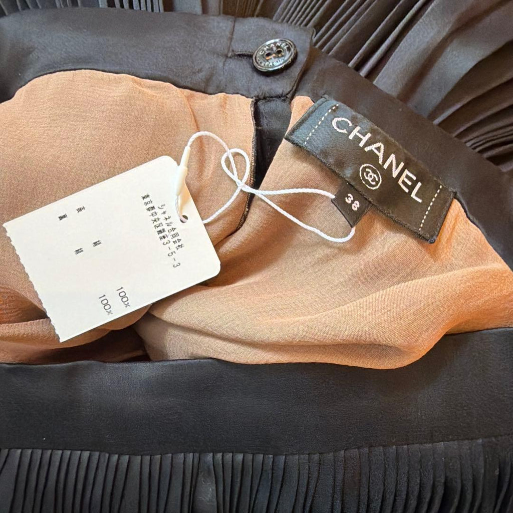 $8000 Unused CHANEL Pleated Skirt with Pearl Detail Size 38