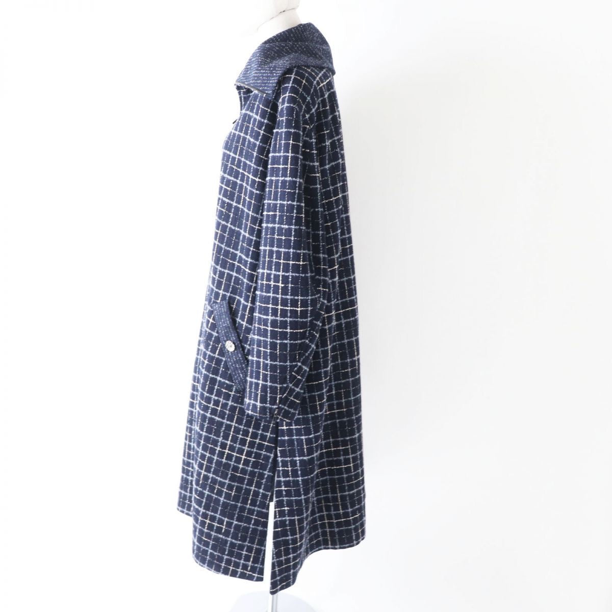 CHANEL Métiers d'Art 2021-22 Tweed Long Coat Coco Button Navy P73110 Size 36 Runway