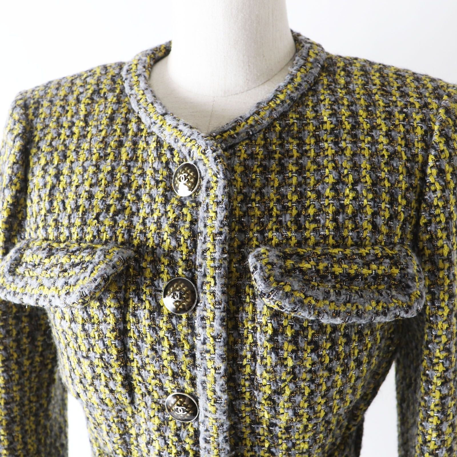 CHANEL Collarless Buttonless Tweed Coat Size 38 Beige
