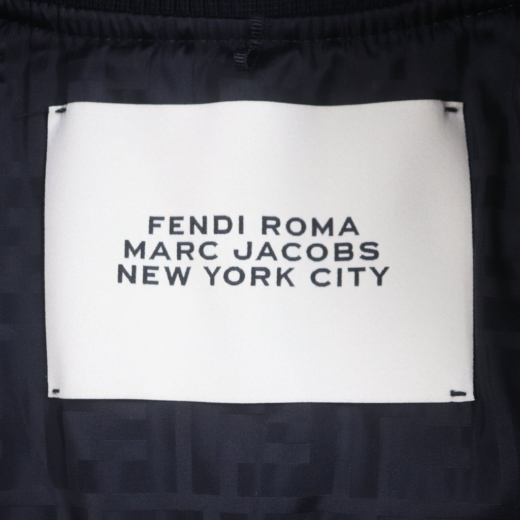 FENDI x MARC JACOBS 2022 FAN104 ナイロン ロゴ キルティング ジップアップ ボンバージャケット ブラック XSサイズ - 未使用に近い
