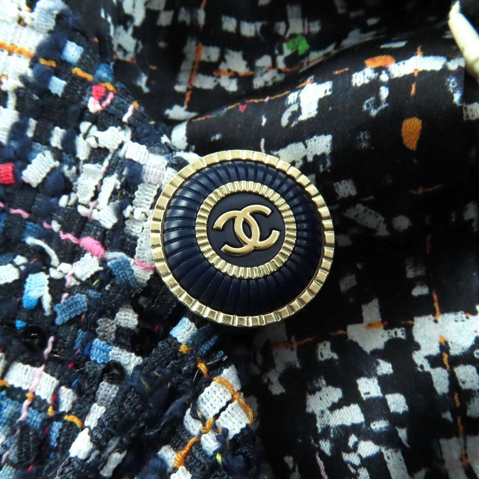 CHANEL ノーカラージャケット P62686 ミックスツイード フリル ココマークボタン シルク裏地 マルチカラー サイズ34